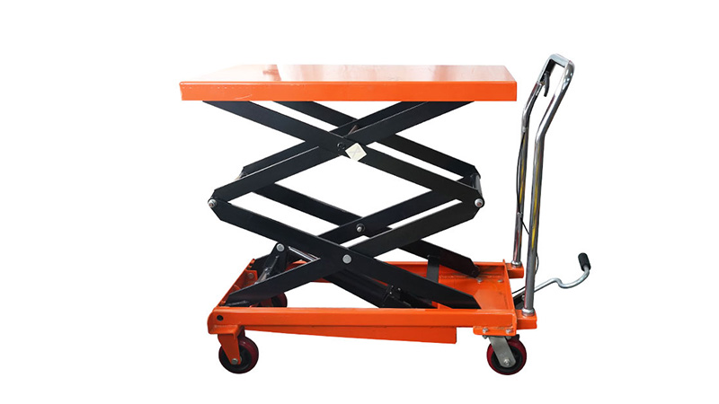 Milyen ellenőrzéseket kell elvégezni a hidraulikus emelőasztal működtetése előtt?